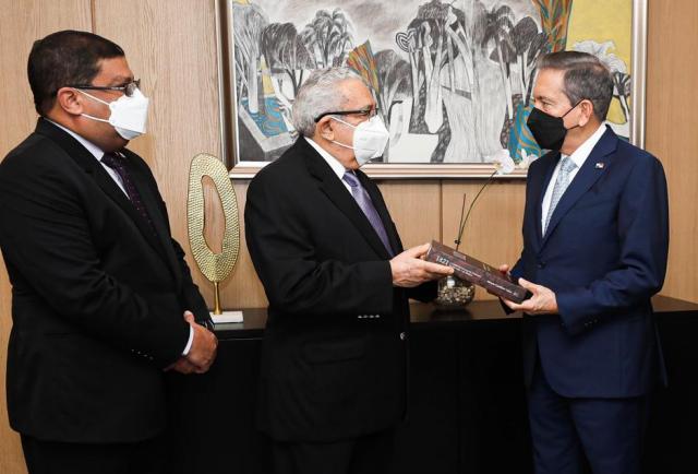 El presidente Cortizo recibe un libro sobre la Independencia de Panamá de España