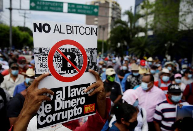Excombatientes salvadoreños protestan contra bitcoin y exigen más pensión