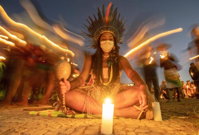 Grupos indígenas siguen acampados en Brasilia en protesta contra Bolsonaro