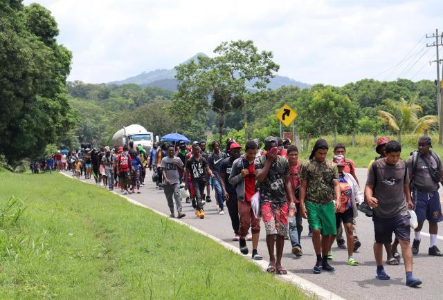 La nueva caravana de migrantes avanza desde el sur de México tras los atentados