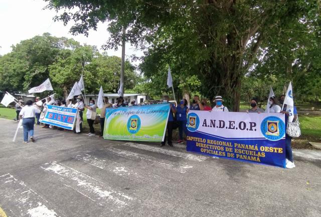 Profesores protestan frente al Ministerio de Educación Profesores protestan frente al Ministerio de Educación