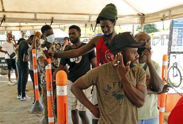 Unos 650 migrantes cruzan formalmente a diario la frontera colombo-panameña