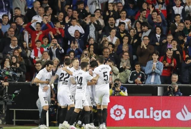 El Valencia busca su primera victoria lejos de Mestalla ante el Osasuna