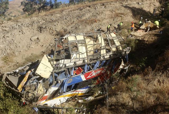 Los muertos ascienden a 33 en el autobús que se estrelló y cayó a un barranco en Perú