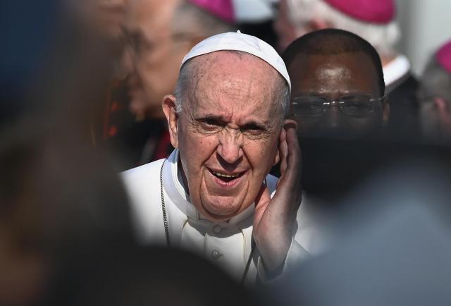 El Papa pide "menos armas y más comida" en un encuentro por la paz con Merkel y Draghi